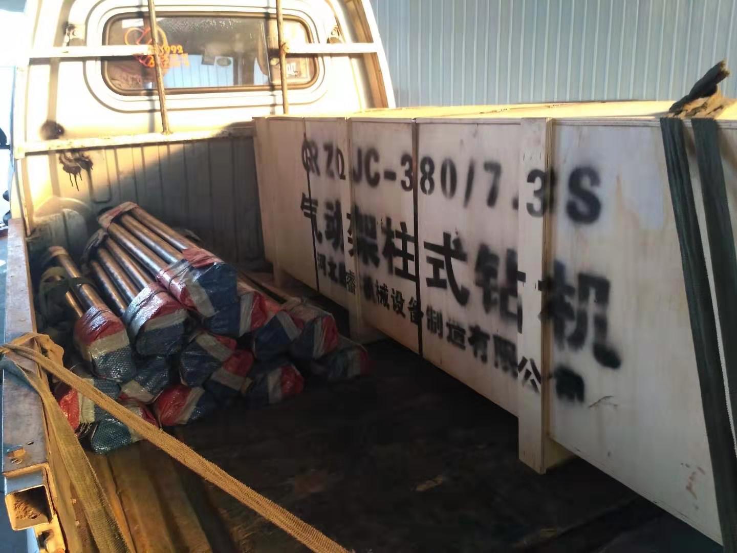 小型氣動(dòng)架柱式鉆機(jī)又訂貨，好用耐用。
